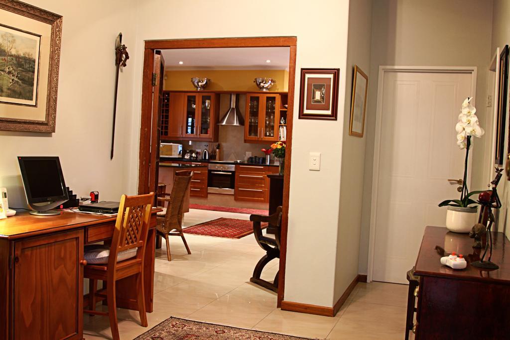Golf And Garden Guesthouse Сомерсет-Уэст Экстерьер фото